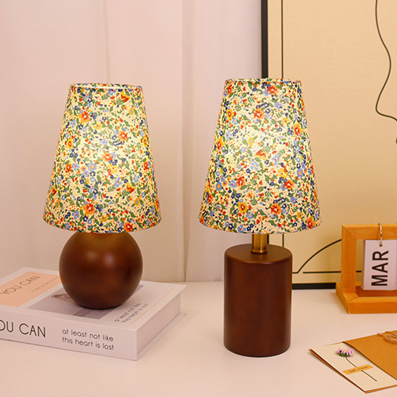 Vintage LED-tafellamp – Cilindrische houten voet en stoffen kap met bloemenmotief