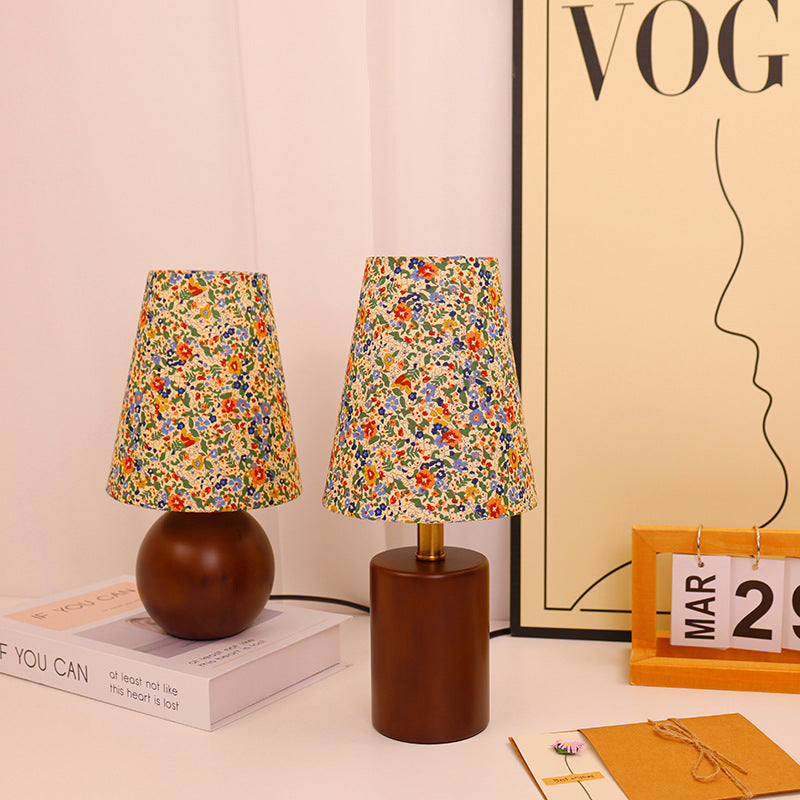 Vintage LED-tafellamp – Cilindrische houten voet en stoffen kap met bloemenmotief