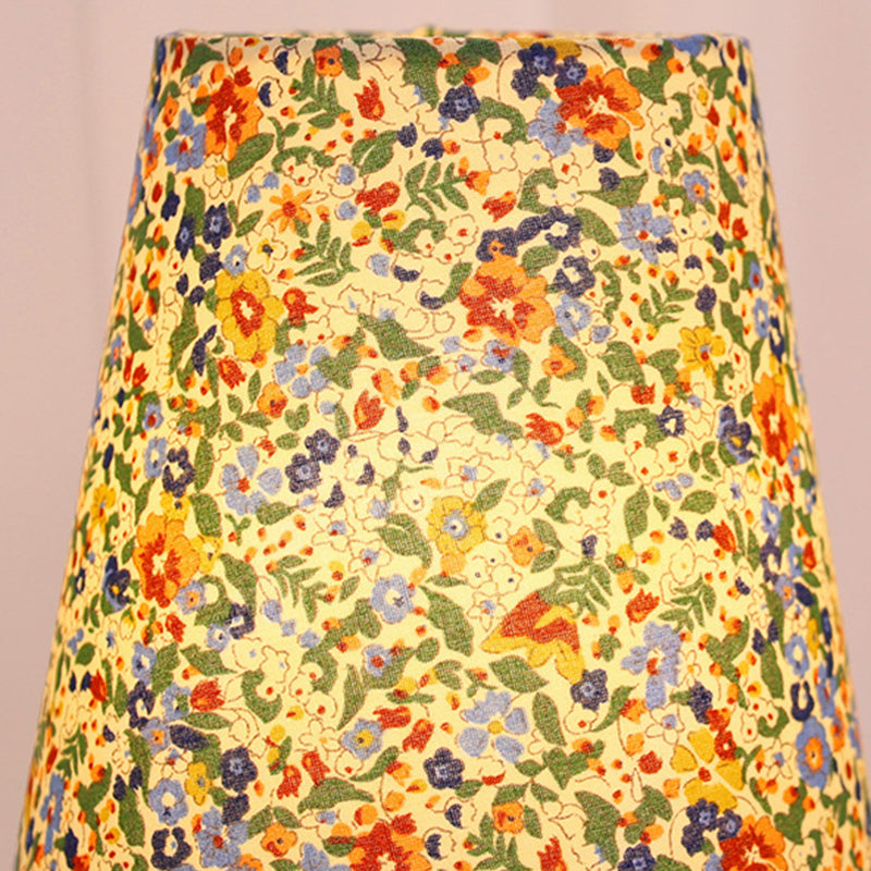 Vintage LED-tafellamp – Cilindrische houten voet en stoffen kap met bloemenmotief