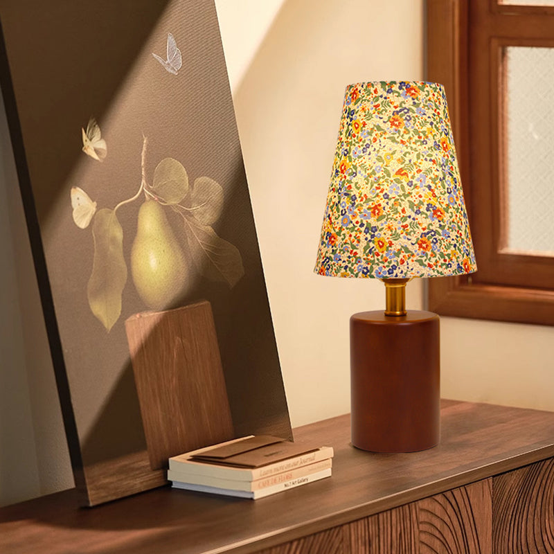 Vintage LED-tafellamp – Cilindrische houten voet en stoffen kap met bloemenmotief