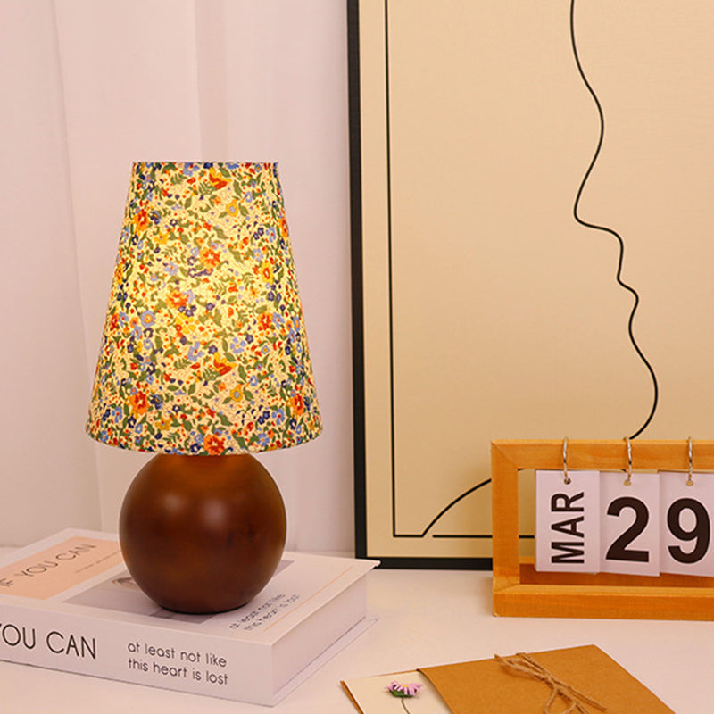 Vintage LED-tafellamp – Cilindrische houten voet en stoffen kap met bloemenmotief