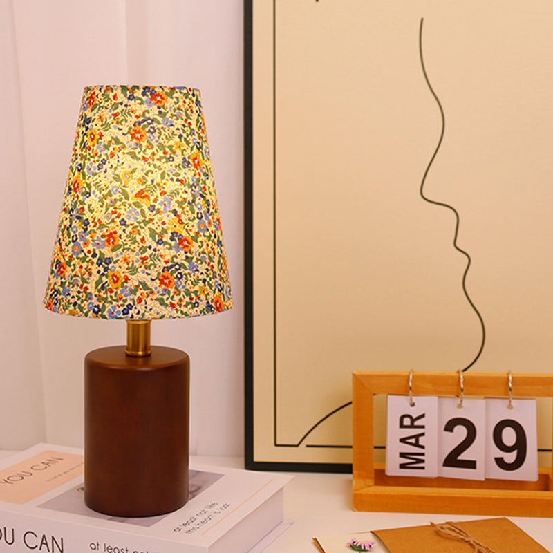 Vintage LED-tafellamp – Cilindrische houten voet en stoffen kap met bloemenmotief