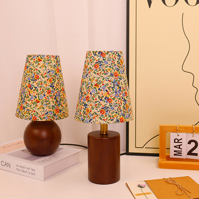 Vintage LED-tafellamp – Cilindrische houten voet en stoffen kap met bloemenmotief
