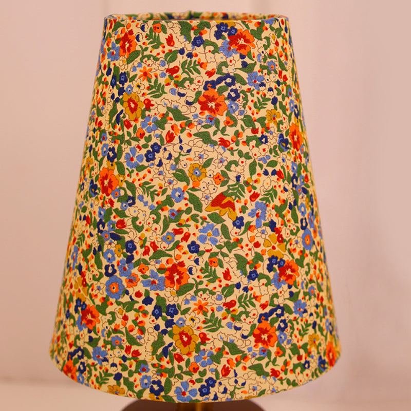 Vintage LED-tafellamp – Cilindrische houten voet en stoffen kap met bloemenmotief