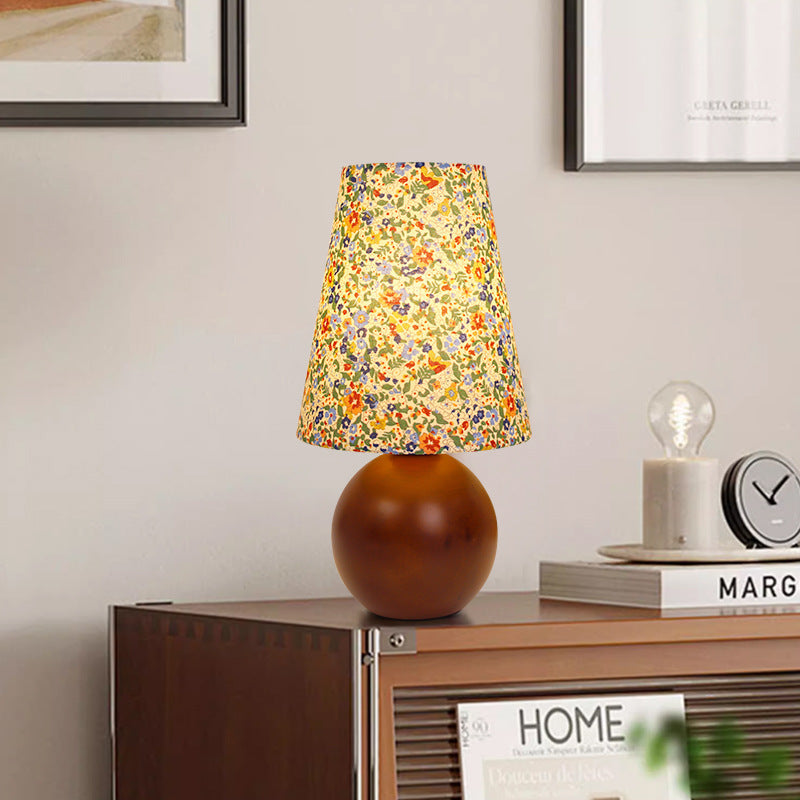 Vintage LED-tafellamp – Cilindrische houten voet en stoffen kap met bloemenmotief