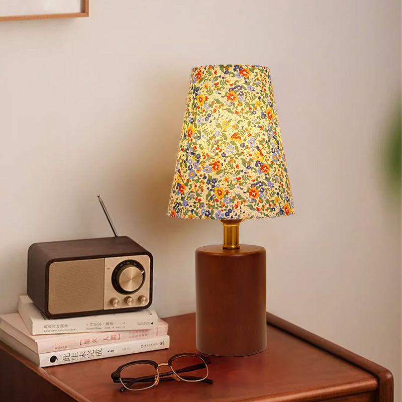 Vintage LED-tafellamp – Cilindrische houten voet en stoffen kap met bloemenmotief