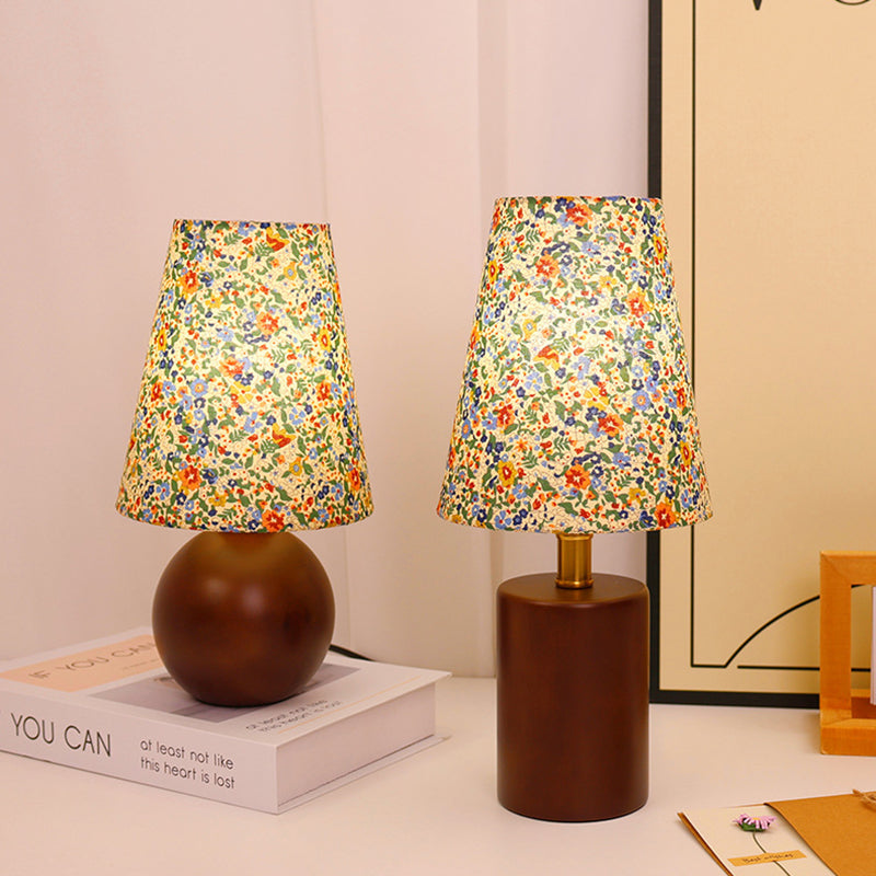 Vintage LED-tafellamp – Cilindrische houten voet en stoffen kap met bloemenmotief