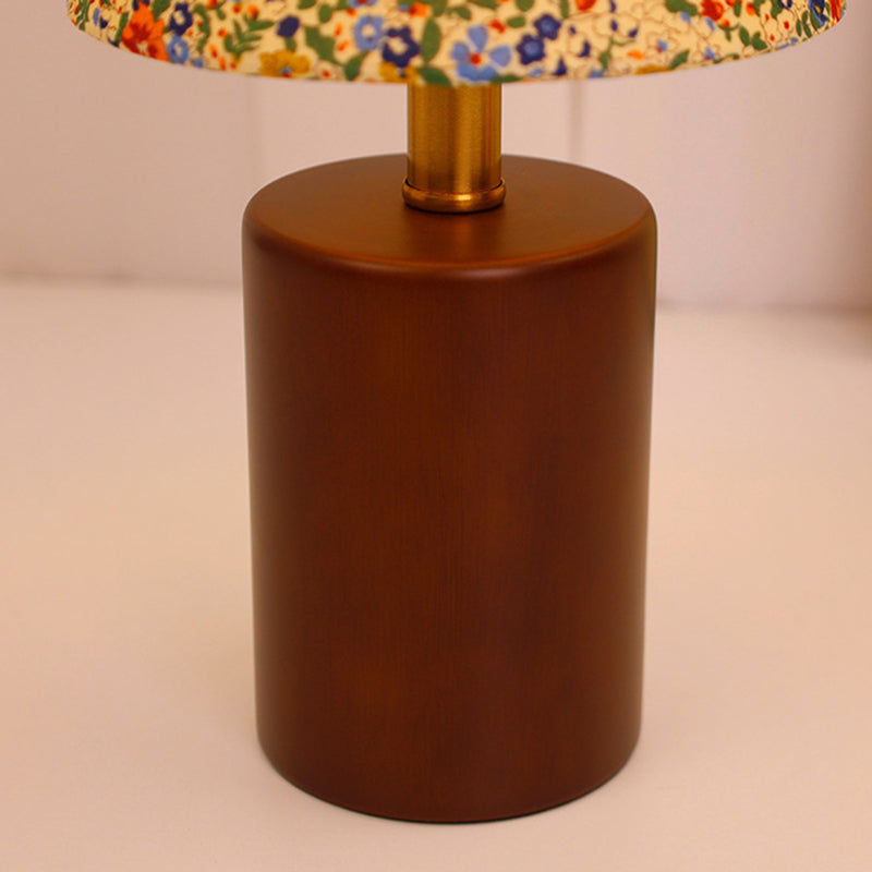 Vintage LED-tafellamp – Cilindrische houten voet en stoffen kap met bloemenmotief