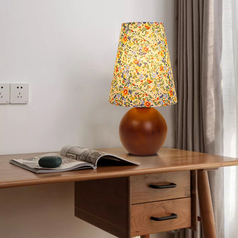 Vintage LED-tafellamp – Cilindrische houten voet en stoffen kap met bloemenmotief